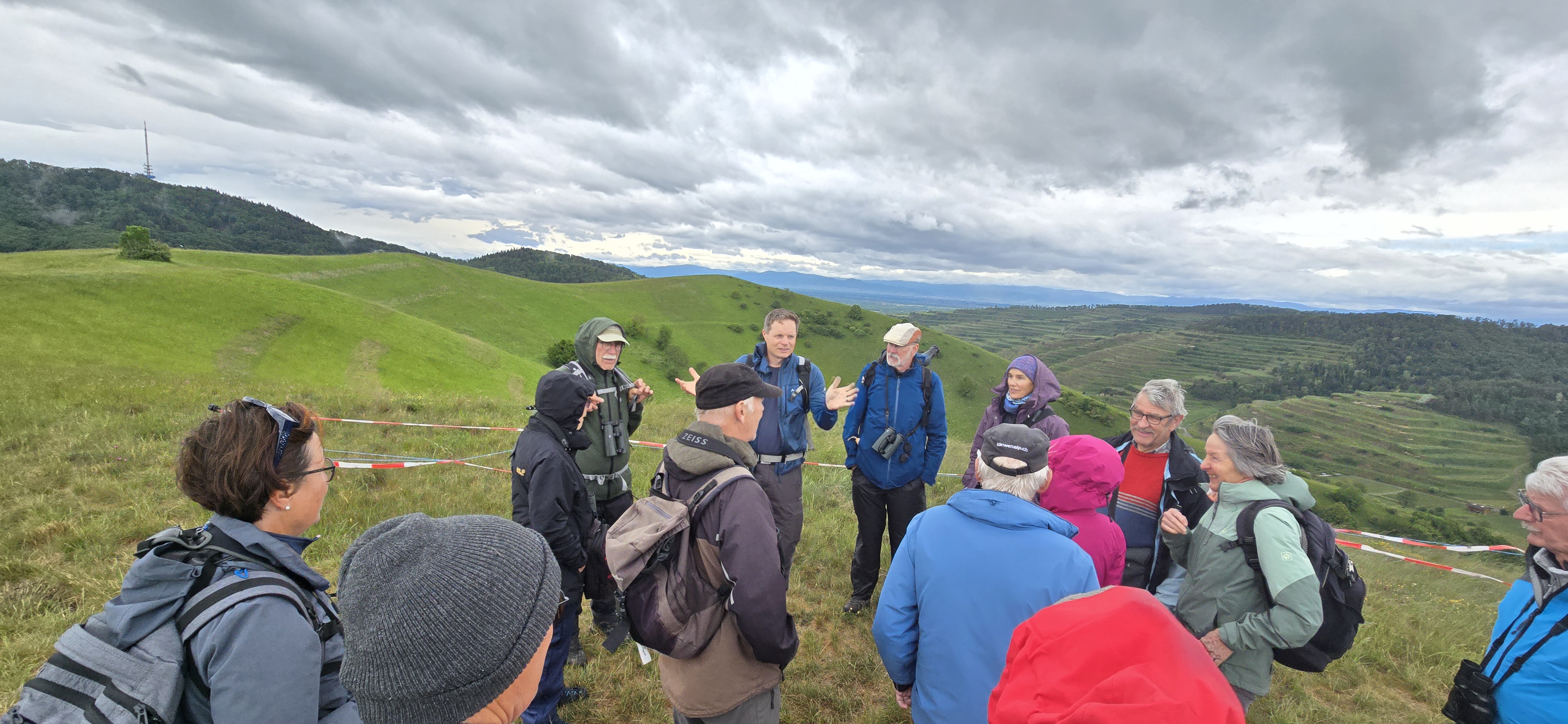 Landschaft und Exkursionsgruppe