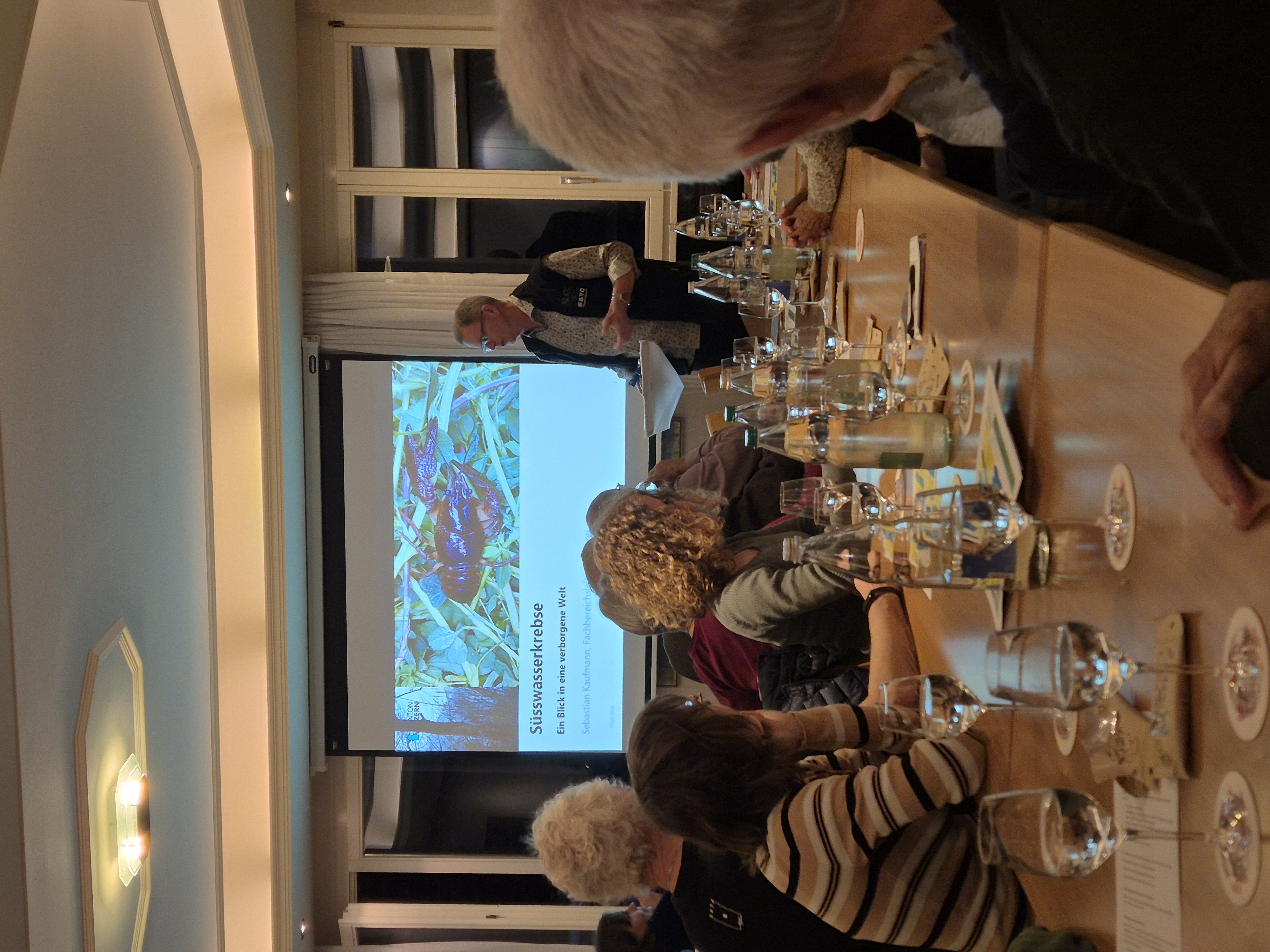 Ruedi Baumann begrüsst zum Abend.