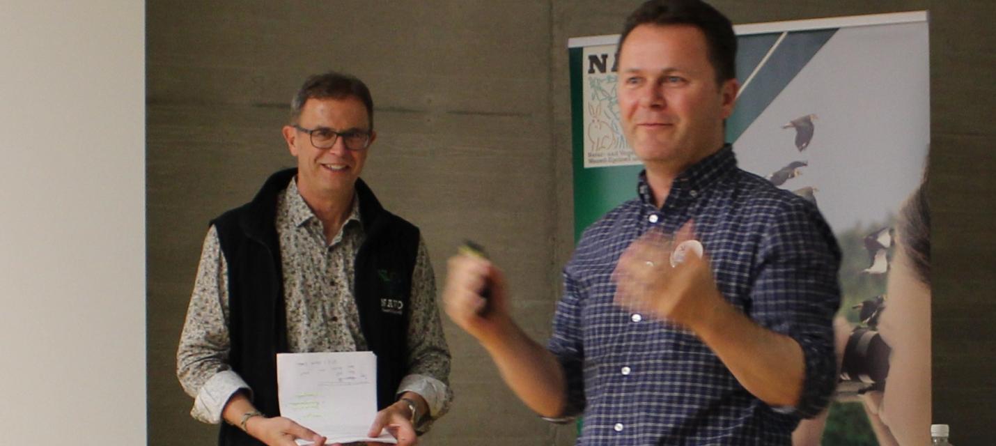 Peter Knaus, Präsident BirdLife Luzern rechts, und Ruedi Baumann, neuer NAVO-Präsident links