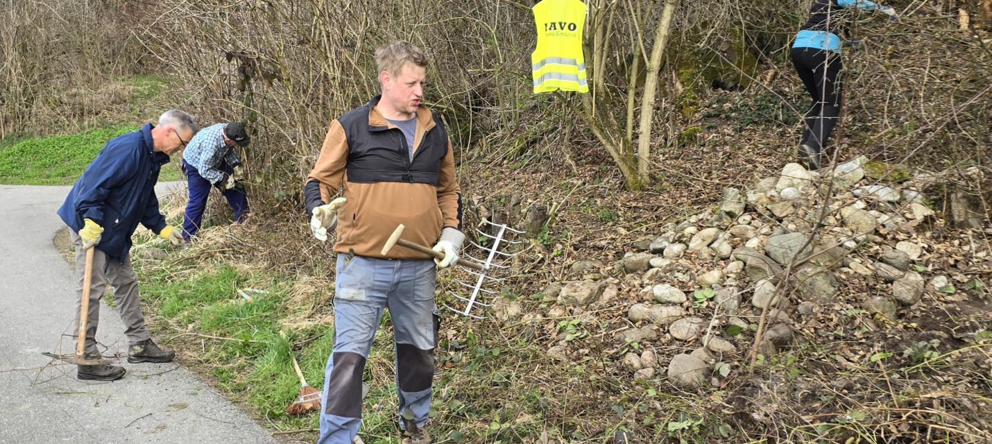 Freiwillige Helfer im Einsatz am Waldrand.
