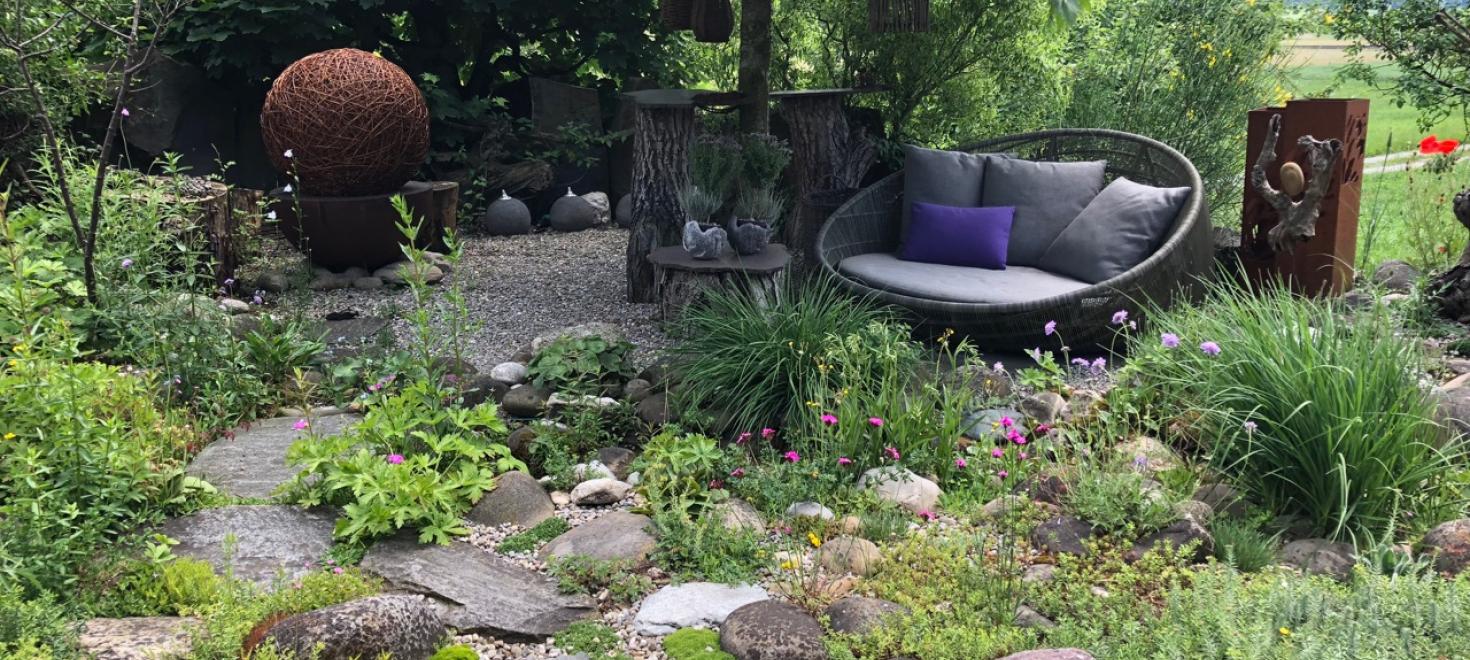 schattiger Sitzplatz in einem natürlichen Garten