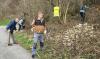 Freiwillige Helfer im Einsatz am Waldrand.
